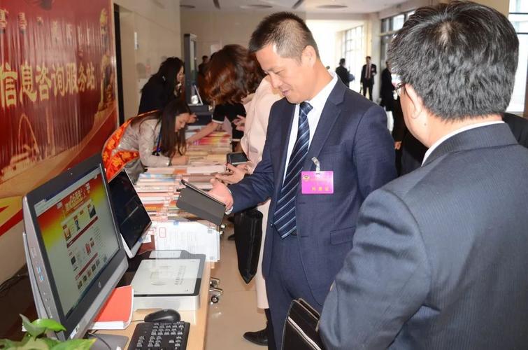 &mdash;图书馆"信息服务站"助力东胜区"两会"